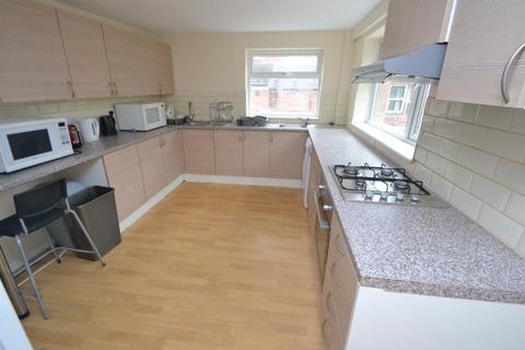 6 bedroom semi-detached house to rent, Willoughby Avenue, Nottingham NG7