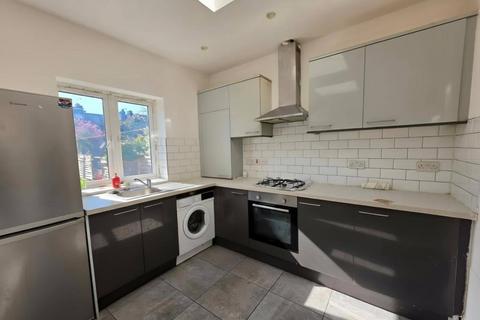 2 bedroom flat to rent, London, SW