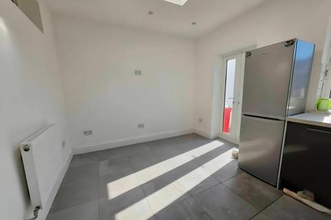 2 bedroom flat to rent, London, SW