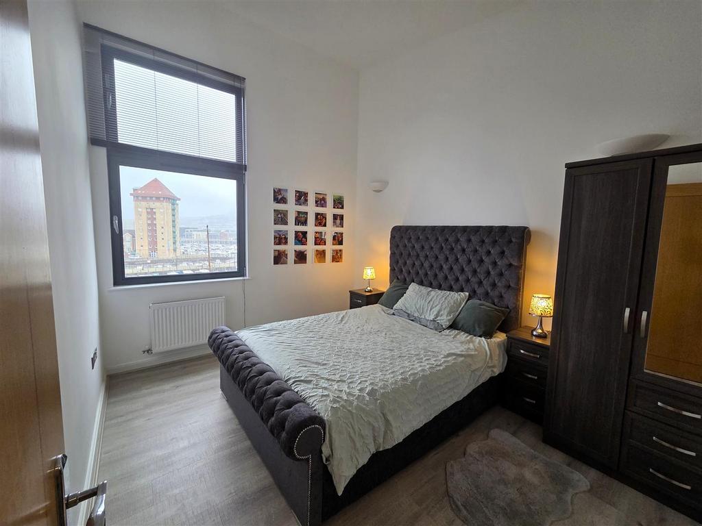 Bed 2.jpg