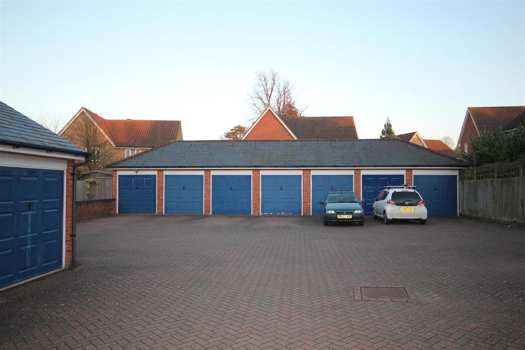Garage (center).JPG
