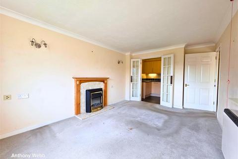 1 bedroom flat for sale, Woodmere Court, Avenue Road, London