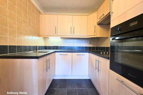 1 bedroom flat for sale, Woodmere Court, Avenue Road, London