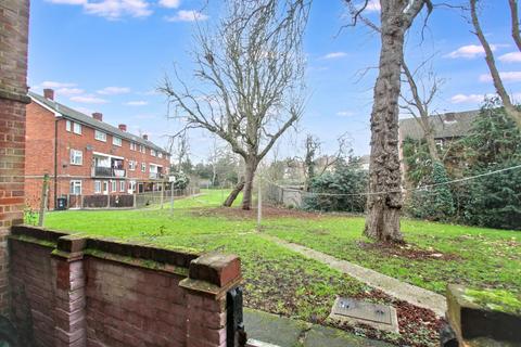 2 bedroom flat to rent, Croft Lodge Close, Woodford Green, IG8