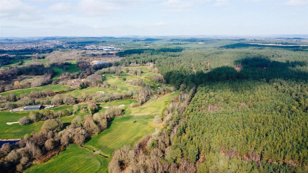 Close proximity to Moors Valley Country Park and t