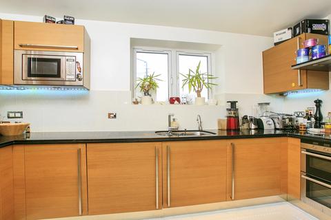 2 bedroom flat for sale, Strand Drive, Richmond, TW9