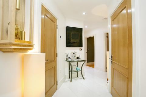 2 bedroom flat for sale, Strand Drive, Richmond, TW9