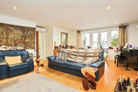 2 bedroom flat for sale, Strand Drive, Richmond, TW9