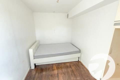 1 bedroom flat for sale, Restons Crescent, London, SE9