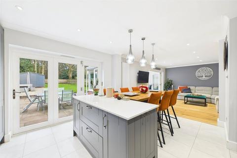 undefined, Nine Mile Ride, Finchampstead, Wokingham, Berkshire, RG40