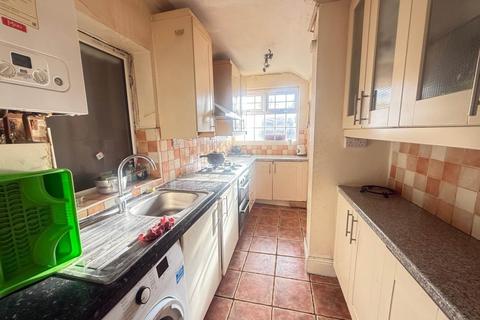 3 bedroom semi-detached house to rent, Balmoral Drive, Hayes