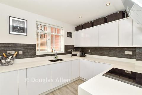 1 bedroom ground floor flat for sale, Main Road, Romford, Essex