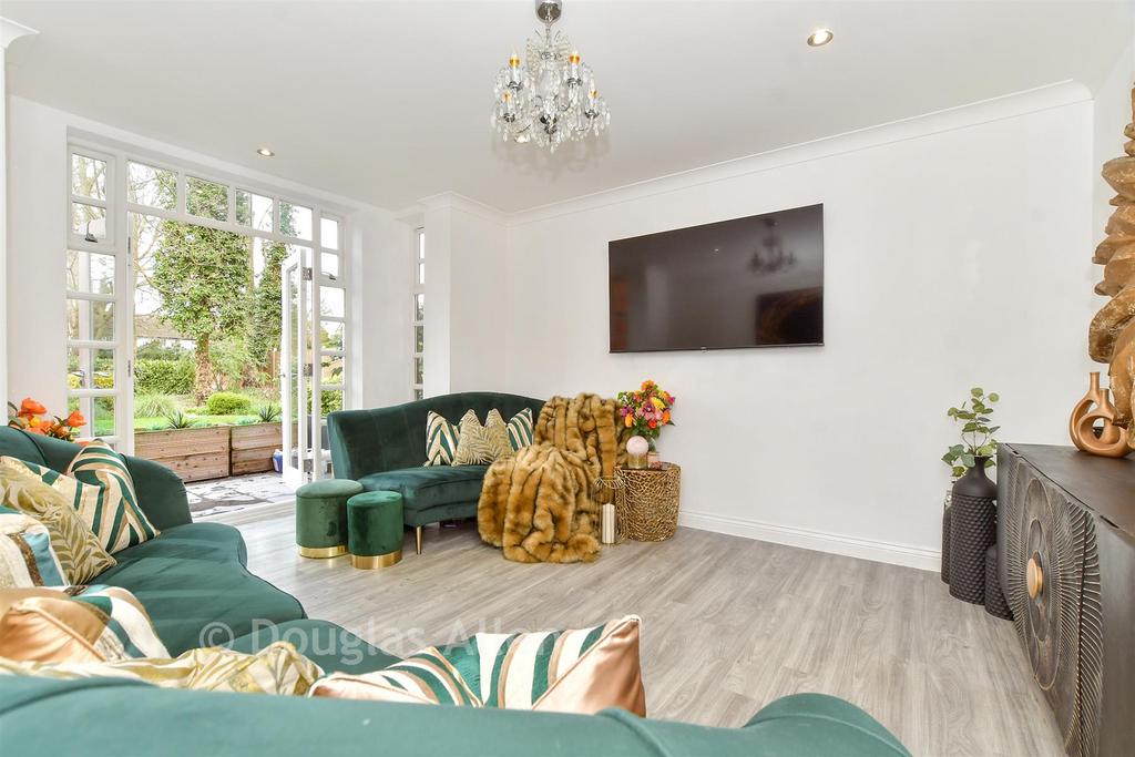 1 bedroom ground floor flat for sale