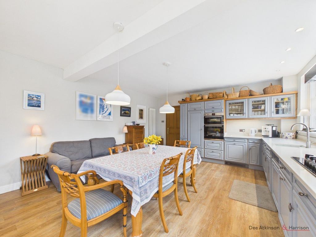 Kitchen/Breakfast Area