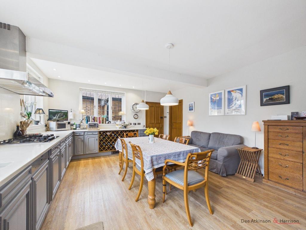 Kitchen/Breakfast Area