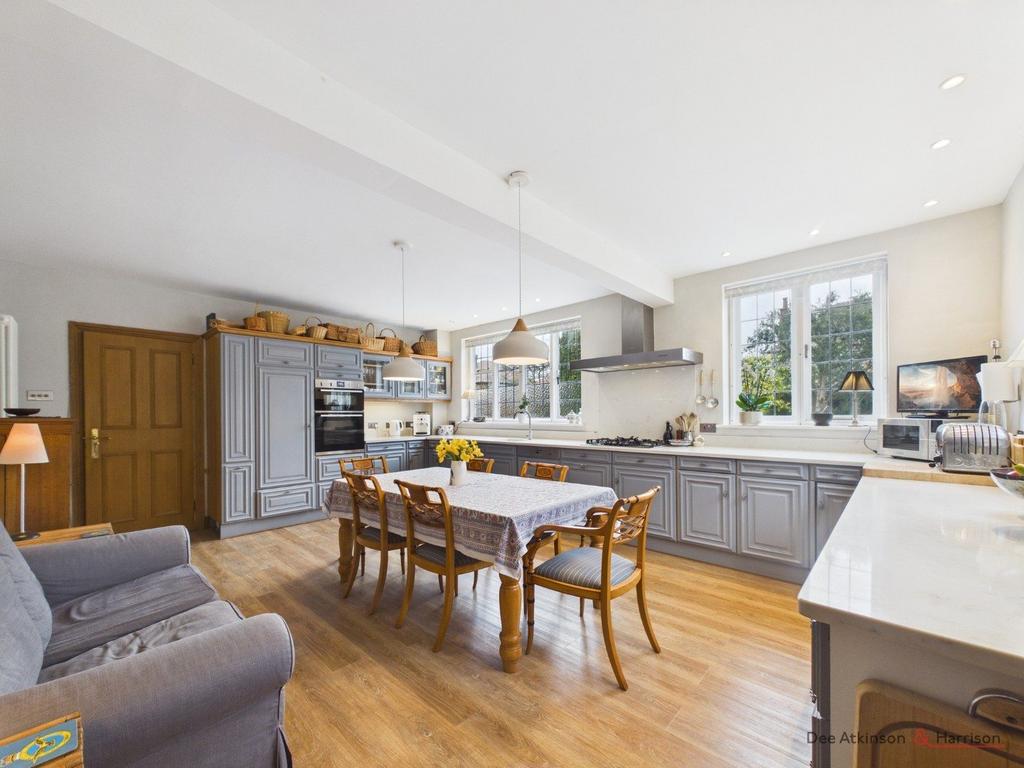 Kitchen/Breakfast Area