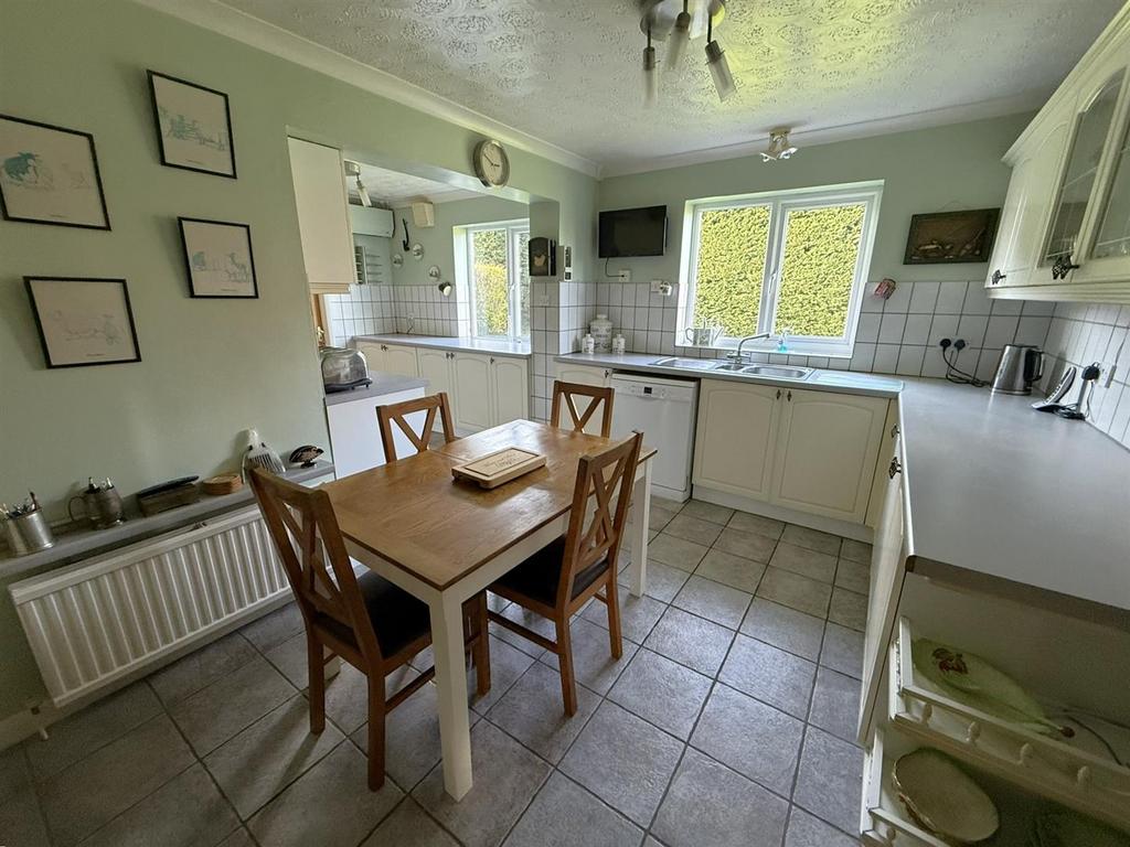 L Shaped Kitchen / Diner