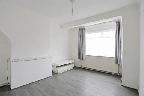 3 bedroom semi-detached house to rent, Dagenham Road, Romford