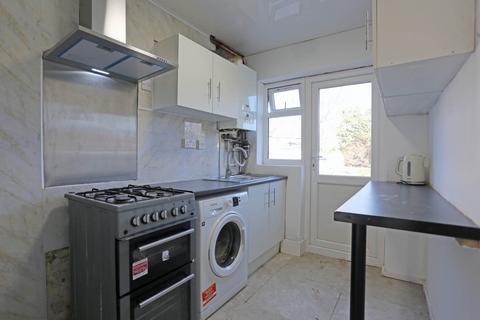 3 bedroom semi-detached house to rent, Dagenham Road, Romford