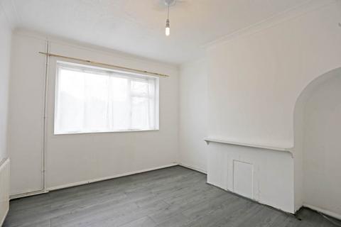3 bedroom semi-detached house to rent, Dagenham Road, Romford