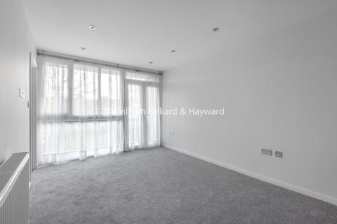 Studio to rent, Ashbourne Close, London, N12