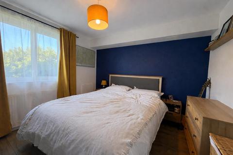 undefined, Bolyen Close