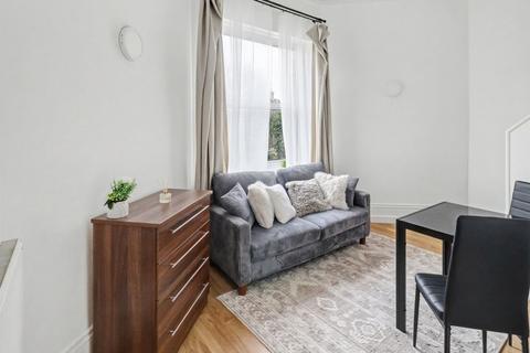 Studio to rent, Fitzjohns Avenue, London NW3