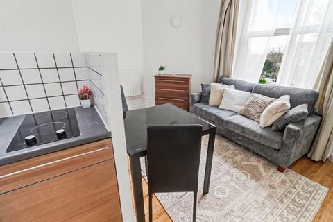 Studio to rent, Fitzjohns Avenue, London NW3