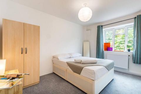 3 bedroom flat to rent, Church Street, London, NW8