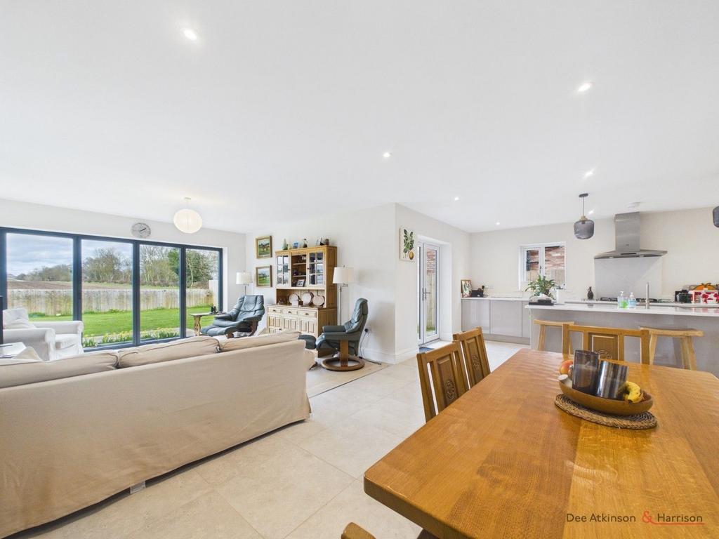 Open Plan Kitchen/Dining/Snnug