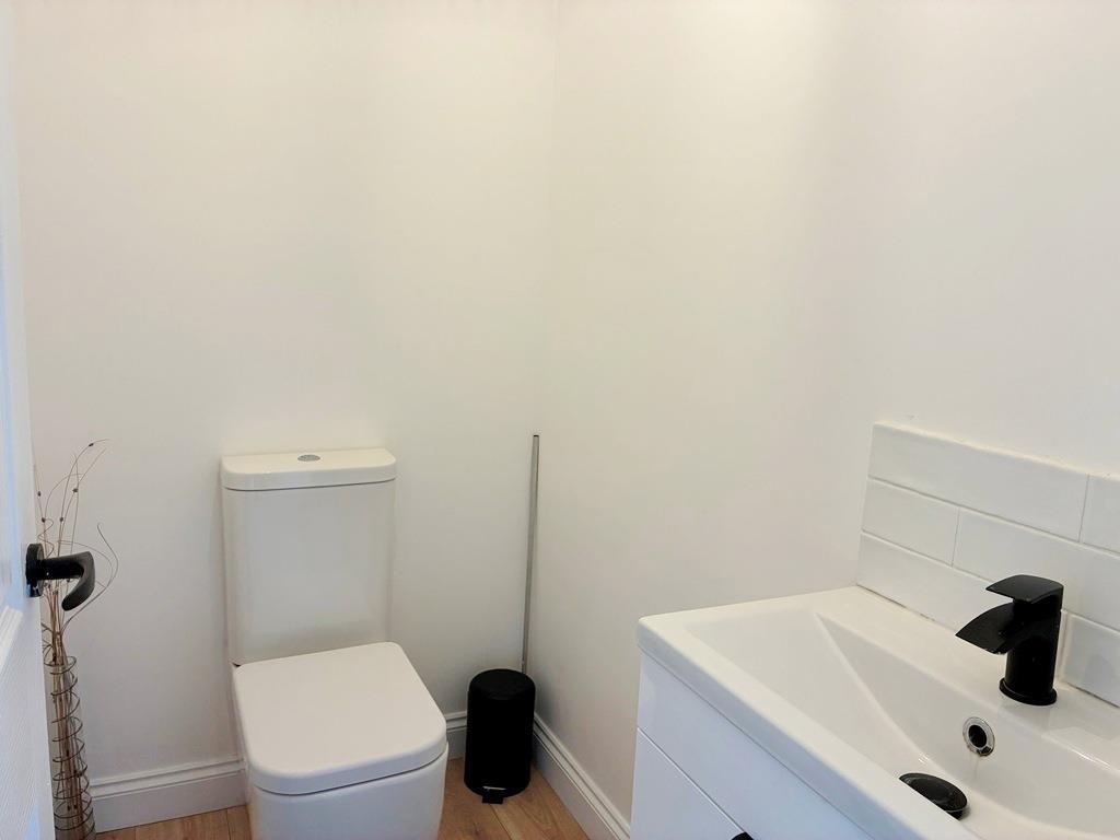 Upstairs WC.JPG