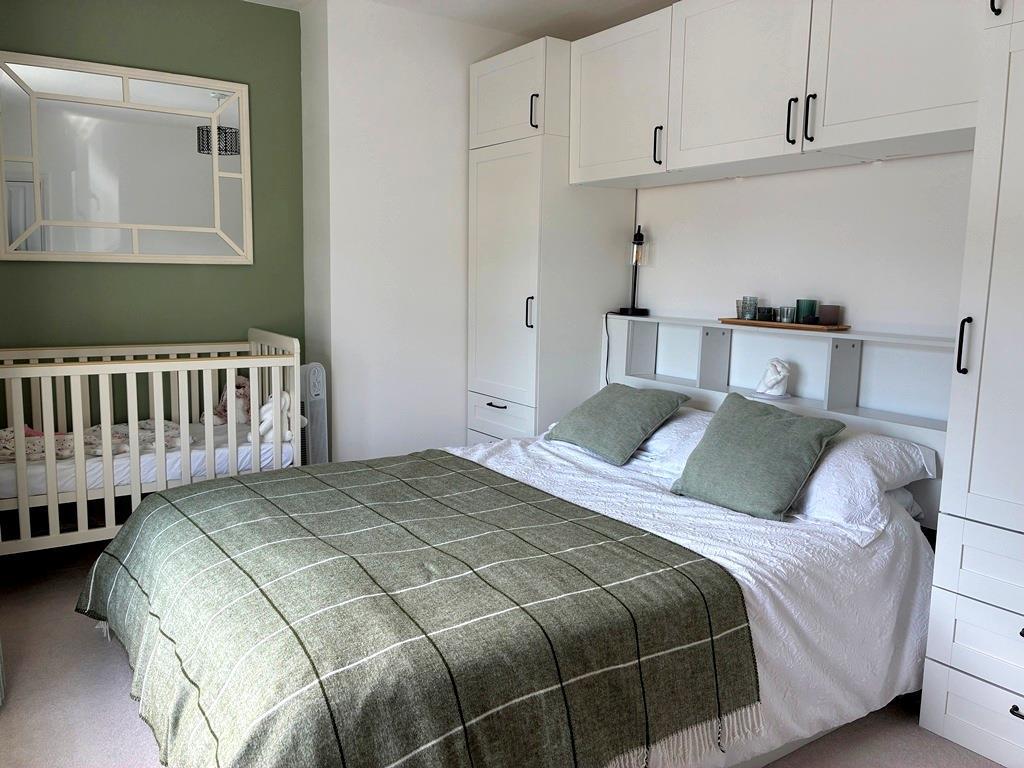 Master Bedroom (2).JPG