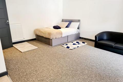 Studio to rent, Castle Mews, Harrow HA1