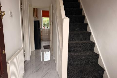 3 bedroom semi-detached house to rent, Somerset Avenue, Luton LU2