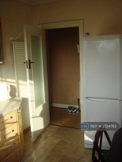1 bedroom in a flat share to rent, Glyn Court, London, SW16