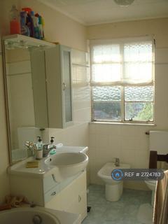 1 bedroom in a flat share to rent, Glyn Court, London, SW16