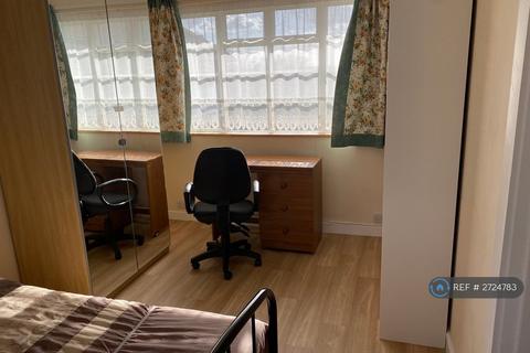 1 bedroom in a flat share to rent, Glyn Court, London, SW16