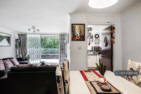 2 bedroom flat to rent, Lorne Court, London, SW15