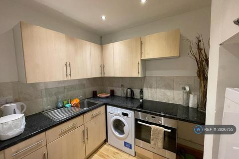 2 bedroom flat to rent, Central Buildings, London, SE24