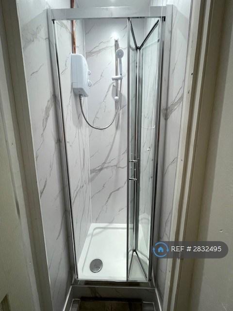 2nd Shower Room