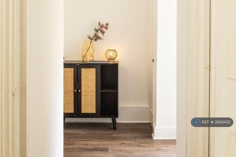 2 bedroom flat to rent, Cornwall Gardens, London, SW7
