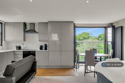 Studio to rent, Alexandra Park Road, London, N22