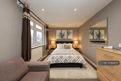 undefined, Glengarnock Avenue, London, E14