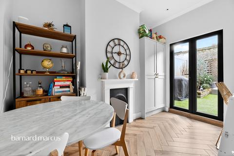 3 bedroom terraced house for sale, Graveney Road, London