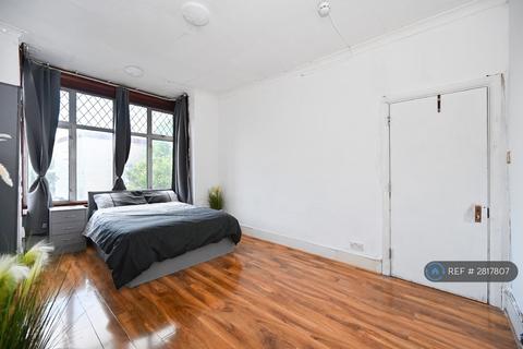 1 bedroom in a house share to rent, Queens Road, Morden, SM4