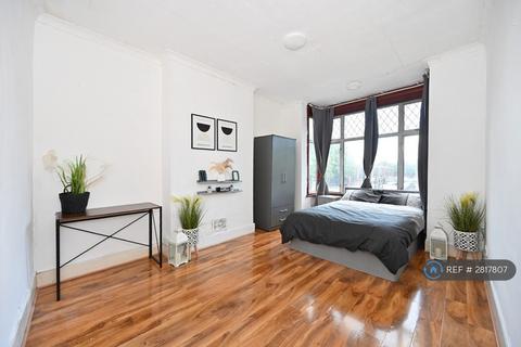 1 bedroom in a house share to rent, Queens Road, Morden, SM4