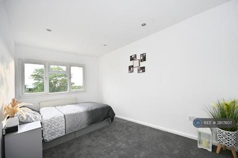 1 bedroom in a house share to rent, Queens Road, Morden, SM4