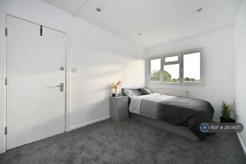 1 bedroom in a house share to rent, Queens Road, Morden, SM4