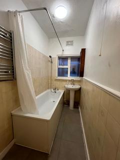 2 bedroom flat to rent, High Road, Romford RM6