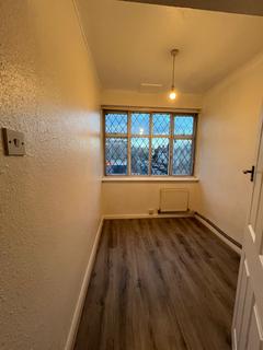 2 bedroom flat to rent, High Road, Romford RM6